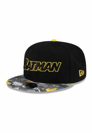 Schwarze Snapback-Kappe mit gelbem "BATMAN"-Schriftzug vorne und gemustertem grauem, gelbem und weißem Schirm mit Batman-Motiven.