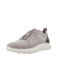 Zapatilla deportiva gris claro hecha de malla transpirable, con una parte superior texturizada, suela de goma blanca y un acento metálico en el talón.