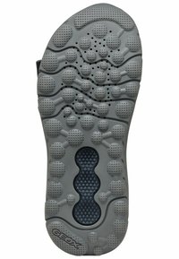 Šedá podrážka boty s texturovaným povrchem, zaoblenými úchyty a ventilačními otvory. Branding GEox umístěný na spodním okraji.