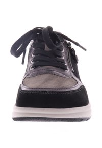 Zwarte en grijze sneaker met een combinatie van glad leer en suede, vetersluiting, ritssluiting aan de zijkant en een witte zool.