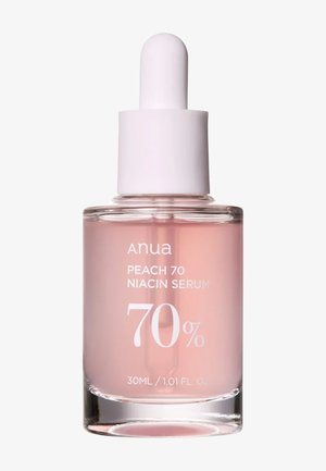 Przezroczysta szklana buteleczka z pipetą i białą pokrywką, zawierająca różowy serum. Etykieta zawiera napis "PEACH 70 NIACIN SERUM" oraz "70%", z pojemnością 30ML.