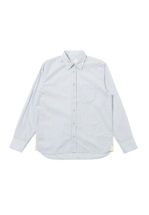 Camicia azzurra a maniche lunghe con bottoni, sottili righe verticali bianche, rosa e blu, colletto e taschino sul petto su sfondo bianco.