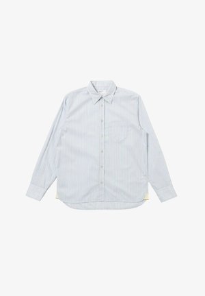 Camicia azzurra a maniche lunghe con bottoni, sottili righe verticali bianche, rosa e blu, colletto e taschino sul petto su sfondo bianco.