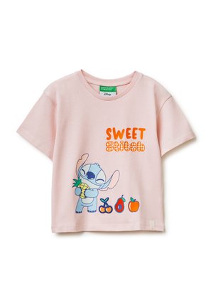 Hellrosa Kleinkind-T-Shirt mit dem Schriftzug "Sweet Stitch" und einem Cartoon von Stitch, der eine Ananas hält, sowie Illustrationen von Kirschen, Avocado und Apfel.