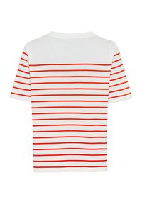 Camiseta blanca de manga corta con rayas rojas horizontales, que presenta un escote redondo y una textura de algodón suave. Diseño limpio y sencillo.