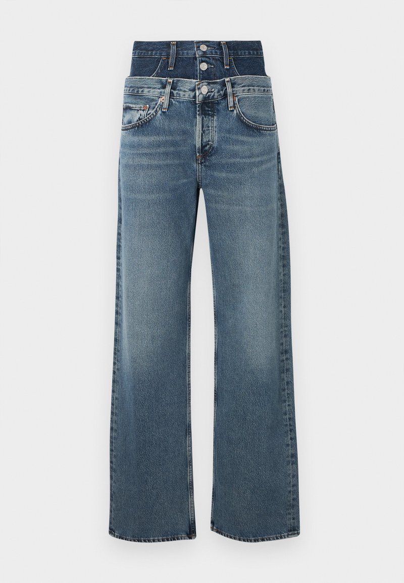 Jean à jambes larges en denim bleu délavé. Comprend une taille haute, deux poches avant et des surpiqûres contrastantes. Texture lisse avec une finition soignée.