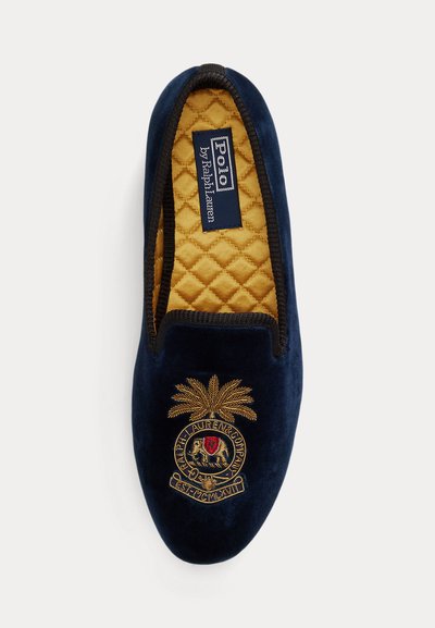 Temno modri kadife loafer z zlatim vezenim grbom Ralph Lauren in prešito notranjo podlogo v gorčično rumeni barvi.