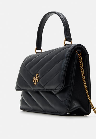 Μαύρη δερμάτινη �τσάντα χειρός με καπιτονέ σχέδιο, χρυσά αξεσουάρ και αλυσίδα. Διαθέτει επάνω χερούλι και λογότυπο στο μπροστινό μέρος.