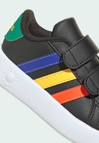 adidas Sportswear GRAND COURT 2.0 - Obuća za bebe - core black   lucid blue   court green