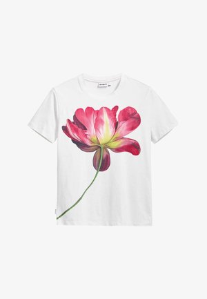 T-shirt bianca in cotone con una grande grafica di un colorato fiore rosa e dettagli di gambo verde sulla parte anteriore. Maniche corte, design a collo rotondo.
