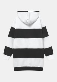 Mikina s kapucí v černé a bílé, se světlými vodorovnými pruhy. Měkká látka s žebrovanými manžetami a spodním lemem, navržena pro pohodlí.