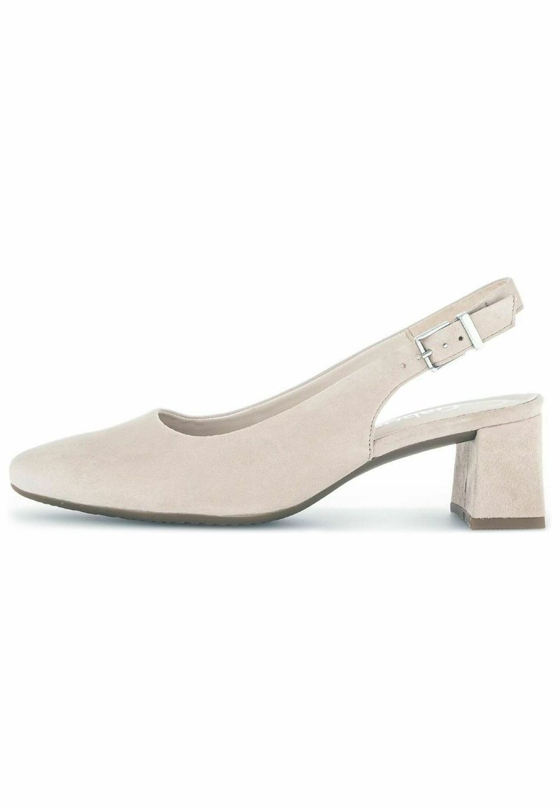 Tacco slingback in suede beige con punta affilata, modesto tacco a blocco, dettaglio con fibbia argentata e una superficie liscia.