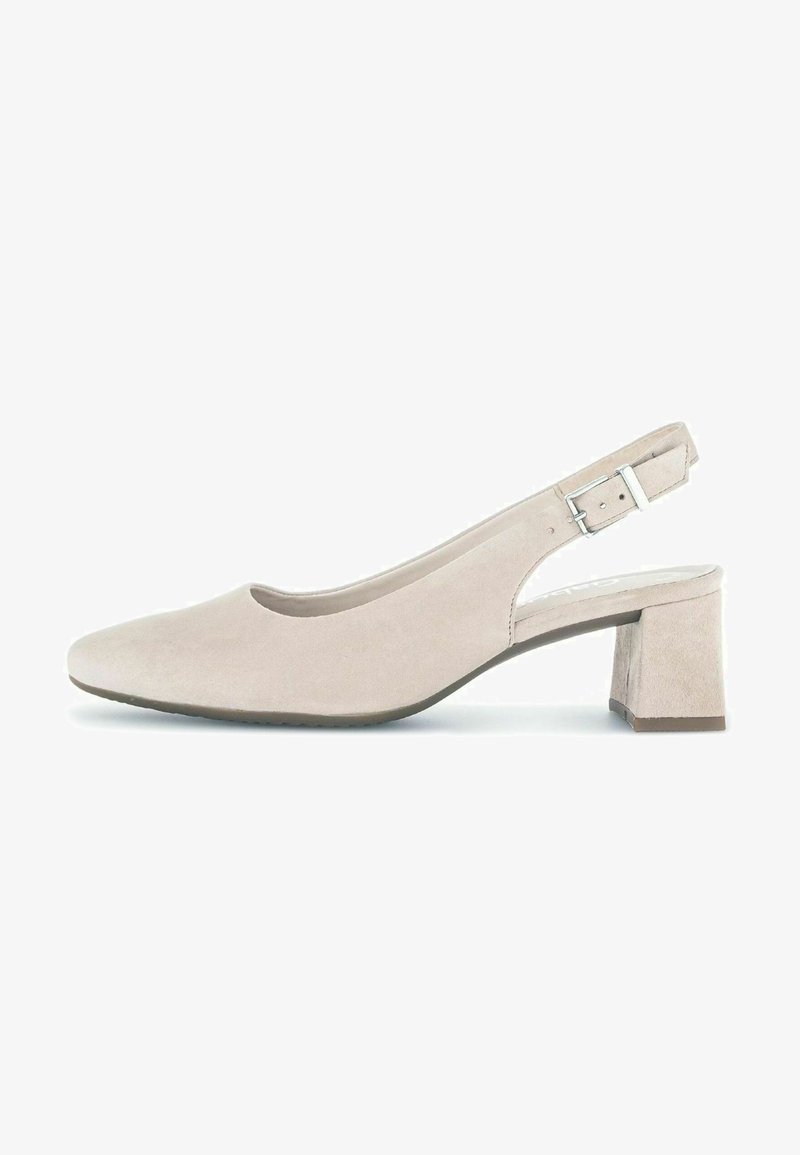 Tacco slingback in suede beige con punta affilata, modesto tacco a blocco, dettaglio con fibbia argentata e una superficie liscia.