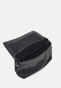 Borsa in pelle nera con superficie testurizzata, dotata di chiusura a patta e due scomparti con zip. L'interno è foderato in tessuto nero.