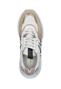 Witte sneaker met mesh en suede accenten in beige en roze. Heeft een ronde neus, vetersluiting en een zwarte trekstrap bij de hiel.