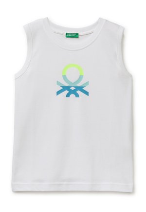 Witte mouwloze tanktop met een meerkleurig geometrisch logo in blauw en groen, gecentreerd op de borst, groen merklabel aan de binnenkant van de kraag.