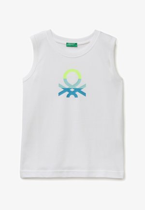 Witte mouwloze tanktop met een meerkleurig geometrisch logo in blauw en groen, gecentreerd op de borst, groen merklabel aan de binnenkant van de kraag.