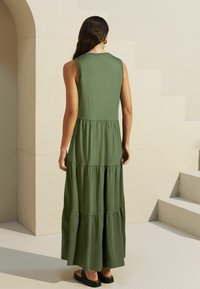 Next SLEEVELESS CREW NECK TIERED - Džersejové šaty - khaki green