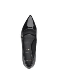 Zapato de charol negro con punta afilada y una pequeña correa en el empeine, que presenta un acento circular en tono dorado y un interior suave.