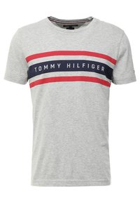 Camiseta de algodón gris con cuello redondo, mangas cortas y un diseño de rayas horizontales en rojo y azul marino, con el texto "TOMMY HILFIGER".