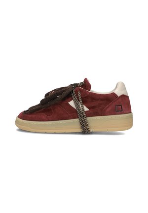Rode suède sneaker met een beige zool, witte hiel en twee soorten zwart-witte patroonveters aan de zijkant gestrikt.