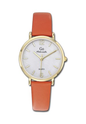 Montre à quartz avec un cadran rond blanc, des accents dorés et un bracelet en cuir orange. Présente de grands index horaires et des détails de marque.