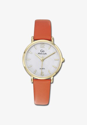 Montre à quartz avec un cadran rond blanc, des accents dorés et un bracelet en cuir orange. Présente de grands index horaires et des détails de marque.