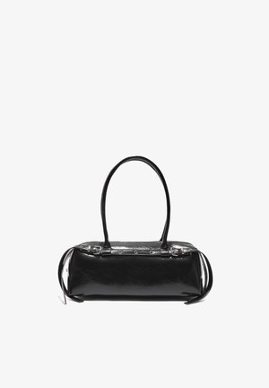 Crna sjajna kožna torba s dvije ručke, zatvaračem, metalnim ojačanjima i ukrasnim bočnim trakama na bijeloj pozadini.