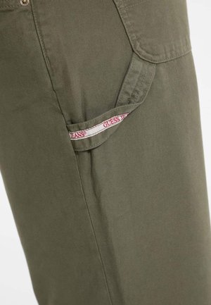 Pantaloni cargo in cotone verde oliva con tasca laterale e etichetta "Guess Jeans" visibile. Tessuto robusto e taglio dritto.