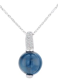 Collana d'argento con un ciondolo rotondo in pietra blu, adornato da una pietra chiara incastonata sulla parte superiore. La catena è delicata e collegata.