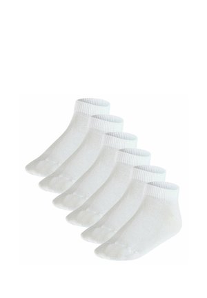 Sechs Paar weiße knöchellange Socken, versetzt in einer Reihe auf weißem Hintergrund angeordnet.