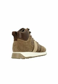 Bruine hoge sneakers met een gestructureerde hiel, panelen van suede en leer, een beige streep en een witte zool, schuin vanuit de achterkant links op een witte achtergrond.