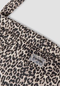 Tote bag van stof met luipaardprint in zwart en beige, met een duidelijk label met de tekst "s.Oliver" vlakbij de bovenrand.