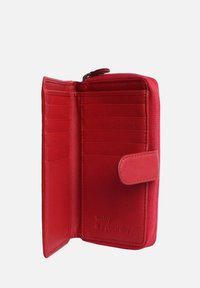 Rote Lederbrieftasche mit mehreren Kartenfächern, einem Reißverschlussfach und einem Druckverschluss. Mit prägierter Schrift: "Heute ist ein guter Tag." Glatte Textur.