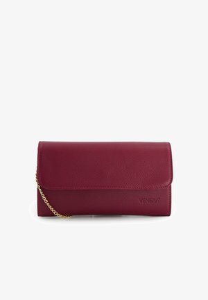 Bordeauxrood leren clutch met een textuur oppervlak, een gouden kettingriem en een magnetische klepsluiting. Heeft een geperst "VENEZIA"-logo.