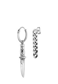 Ensemble de boucles d'oreilles en argent avec un charme en forme de couteau comportant des détails gravés et un accent en chaîne; les deux pièces sont en métal poli.