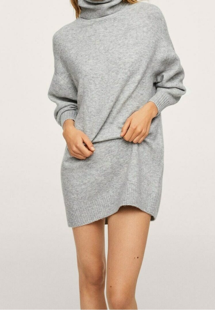 Robe-pull à col roulé oversize gris avec poignets et ourlet côtelés, dotée d'une fente latérale pour une coupe décontractée. Tissu en maille douce et texturée.