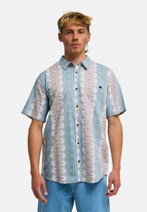 Koszula na krótki rękaw zapinana na guziki, z jasnoniebiesko-białym wzorem i pomarańczowymi akcentami, zakończona ostrym kołnierzykiem i ozdobiona kieszenią na piersi.