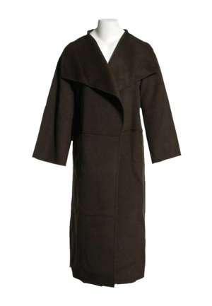 Long manteau en laine brun foncé avec larges revers et manches longues, présenté sur un mannequin blanc sur fond blanc.