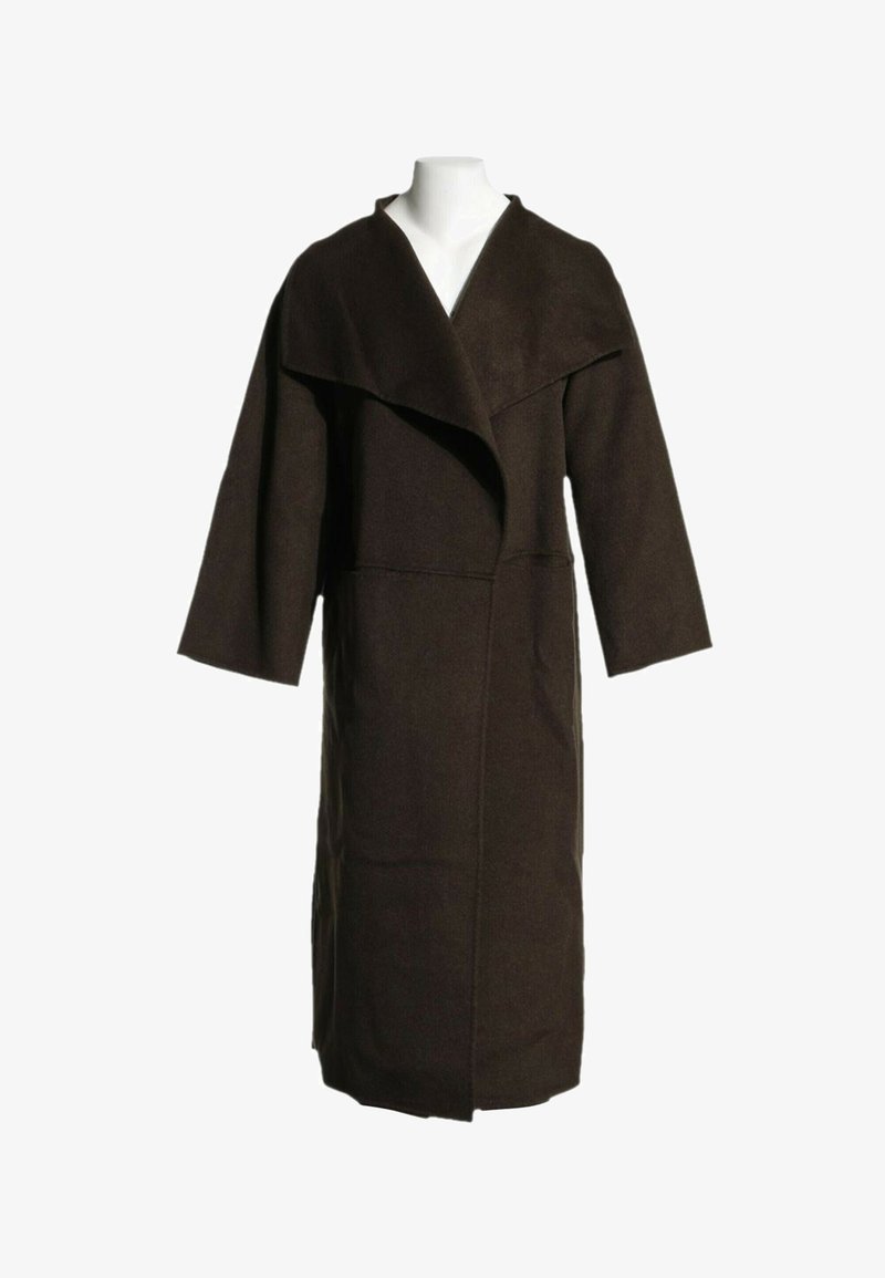 Long manteau en laine brun foncé avec larges revers et manches longues, présenté sur un mannequin blanc sur fond blanc.