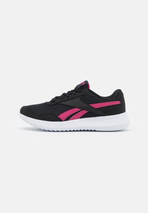 Zwarte en roze sportschoen met witte zool, bovenwerk van mesh en synthetisch materiaal, en vetersluiting.