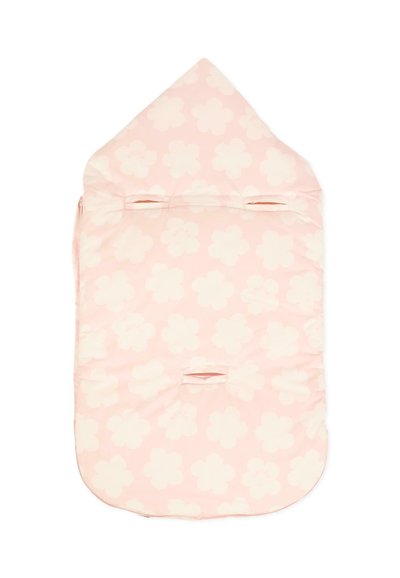 Gewatteerde baby slaapzak in zachtroze stof met groot crèmekleurig bloemmotief, voorzien van twee openingen en een afgeronde, met capuchon uitgeruste bovenkant.