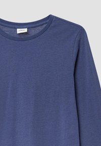 Dunkelblaues Langarmshirt aus glattem Stoff, mit Rundhalsausschnitt und dezenten Nähdetails an den Schultern.