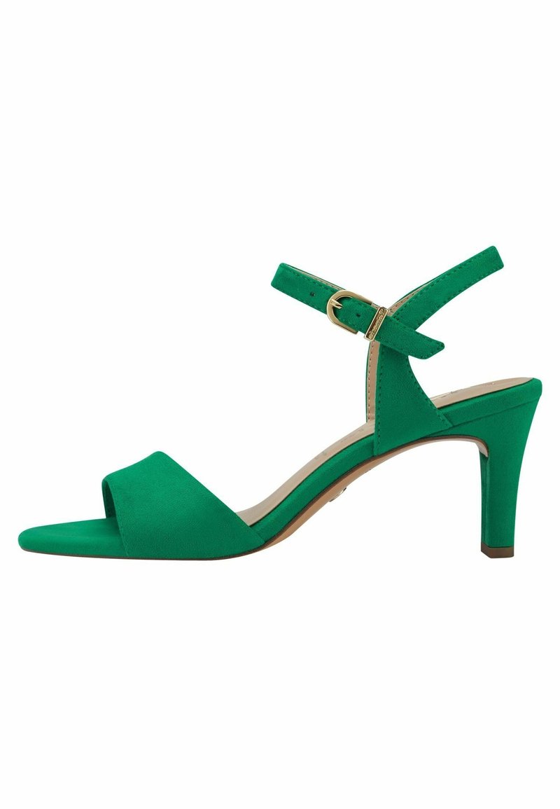 Sandale à talon haut en daim vert avec découpe en forme de V à l'avant, bride à la cheville et détail de boucle dorée. Talon aiguilles avec semelle beige.