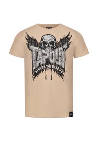 Bežs kokvilnas t-krekls ar melnu skeleta grafiku un tekstu "TAPOUT". Priekšpusē ir nolietoti efekti un abstrakti spārnu dizaini.