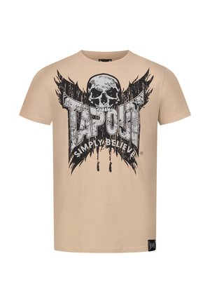 Beige színű pamut póló fekete koponya grafikával és "TAPOUT" felirattal. A frontrészen megjelennek kopott hatások és absztrakt szárnytervek.