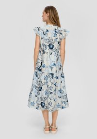 Blumenmusterkleid in Blau- und Weißtönen, kurze rüschenbesetzte Ärmel, gestuftes Design, knielang, aus leichtem Stoff gefertigt.