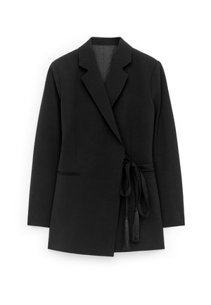 Zwarte blazer van gladde stof, met een sjaalkraag, taille met een ceintuur met kwastjes, en zijzakken met subtiele stikdetails.