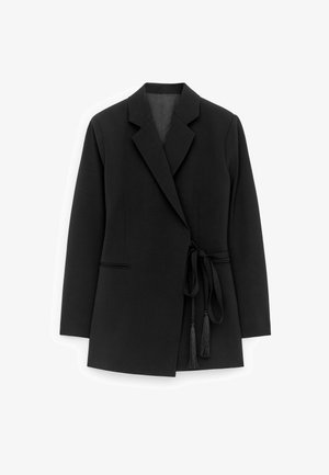 Zwarte blazer van gladde stof, met een sjaalkraag, taille met een ceintuur met kwastjes, en zijzakken met subtiele stikdetails.