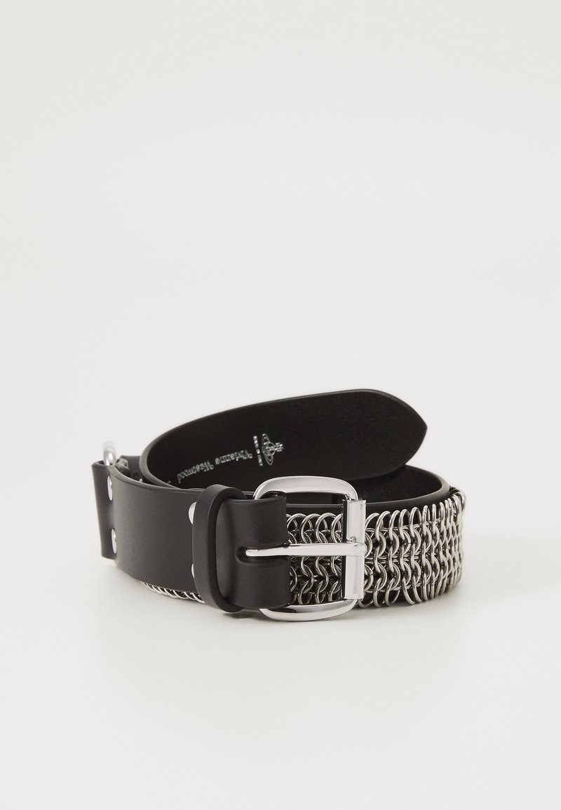 Cinturón de cuero negro con un diseño de eslabones. Hebilla de metal plateado y acentos. Textura suave con un trenzado contrastante a lo largo del borde.